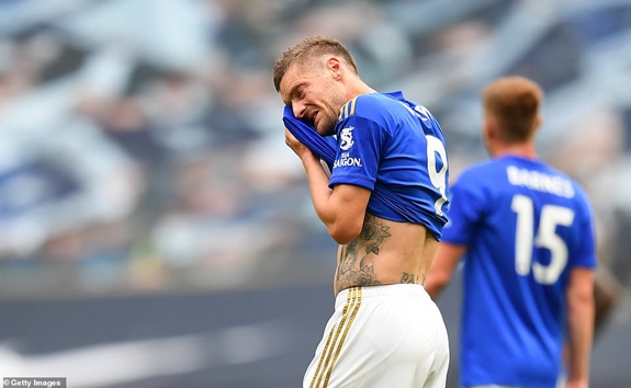 Jamie Vardy và các đồng đội chỉ còn biết tự trách mình khi đánh rơi quá nhiều điểm số trong giai đoạn quyết định của mùa giải. Ảnh: Getty